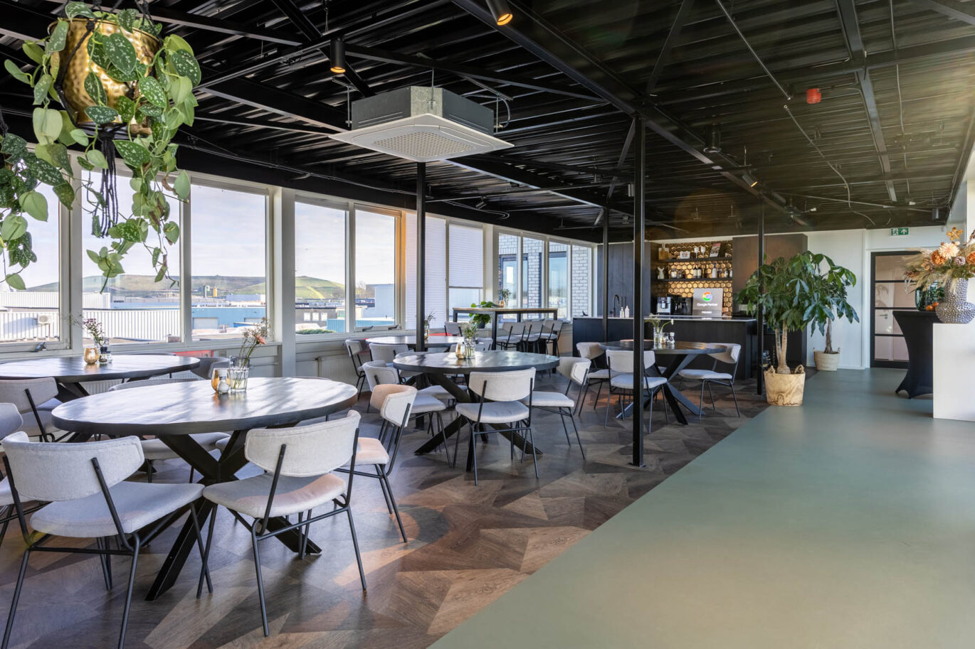 Sfeerbeeld hele kantine met plafond zwart