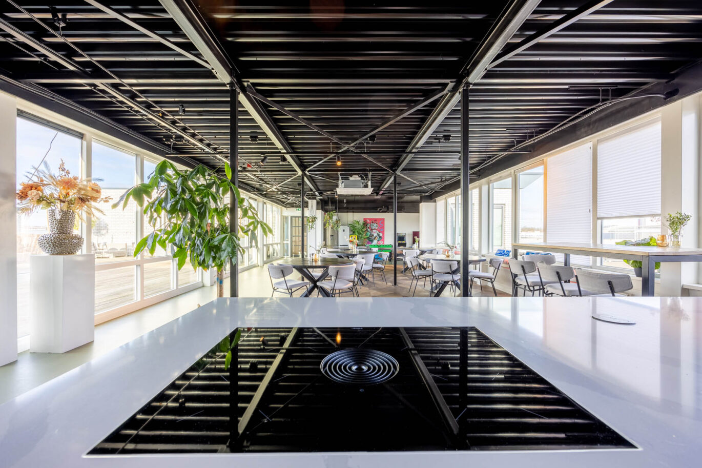 Foto vanaf de keuken in de kantine